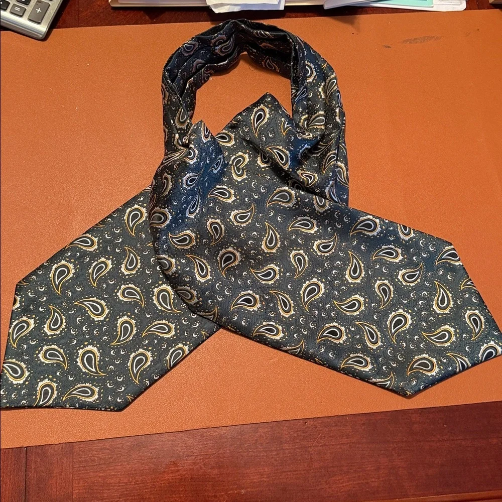 Elegant Green Paisley Men's Ascot Cravat